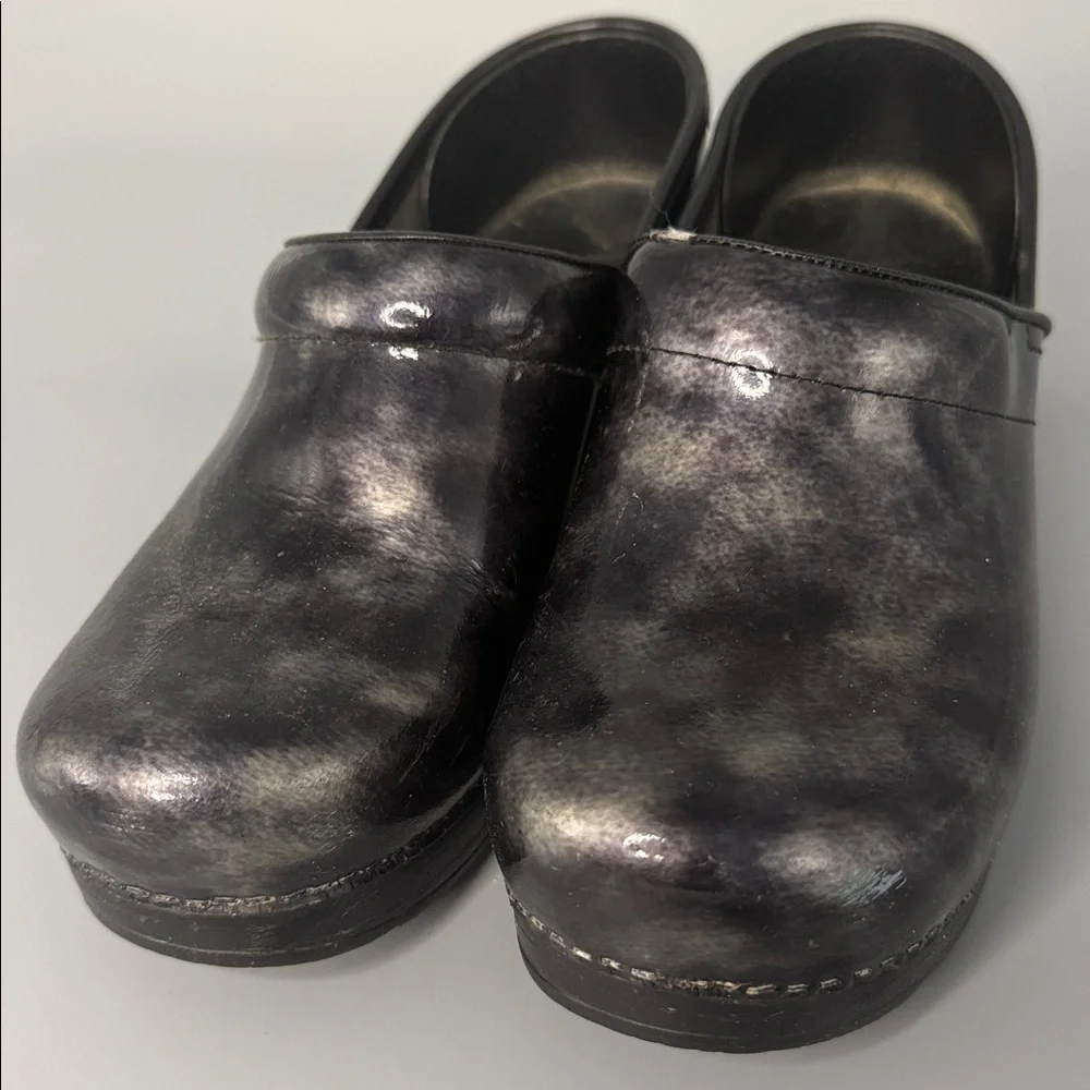 Dansko XP 2.0 Professional Pewter Marbled Patent Leather Clogs – Size 37‎